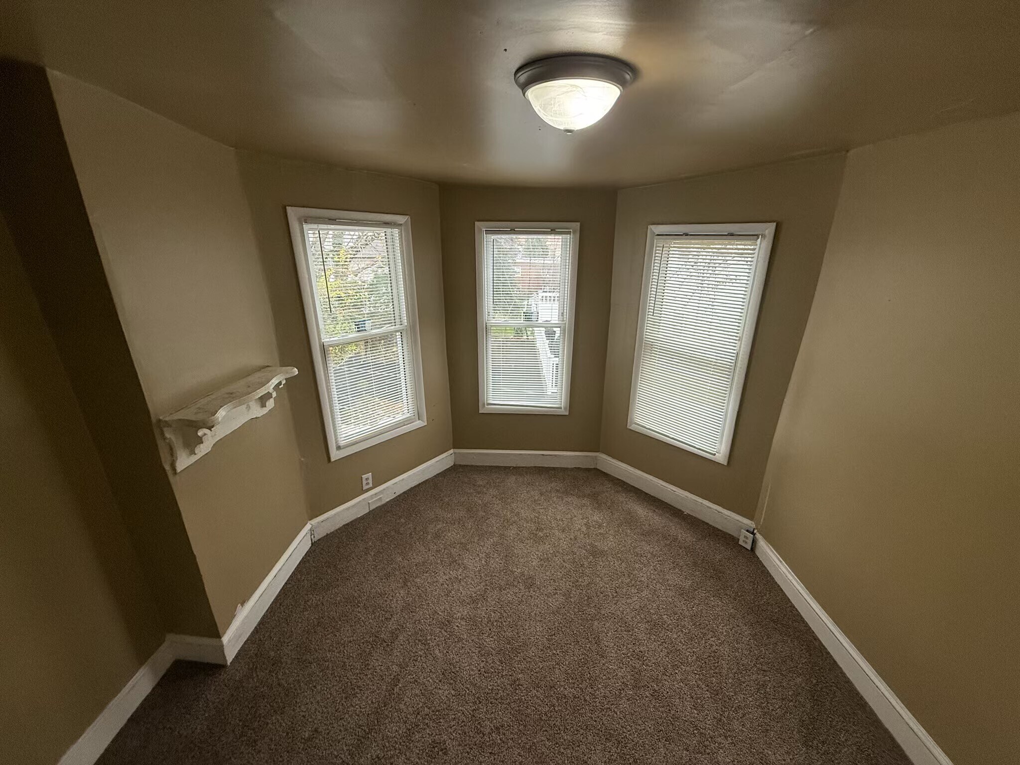 bedroom - 803 N DuPont St