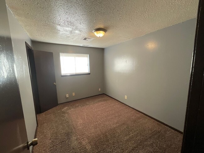 Building Photo - 3 bed, 1  bath, 1 car garage