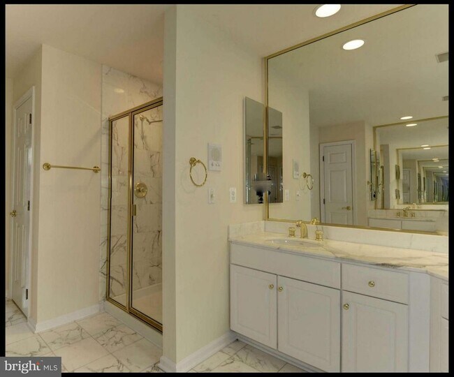 Building Photo - 2217 N Oak Ct