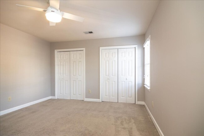 Building Photo - Spacious 4/3.5 in Highly Sought-After Buck...