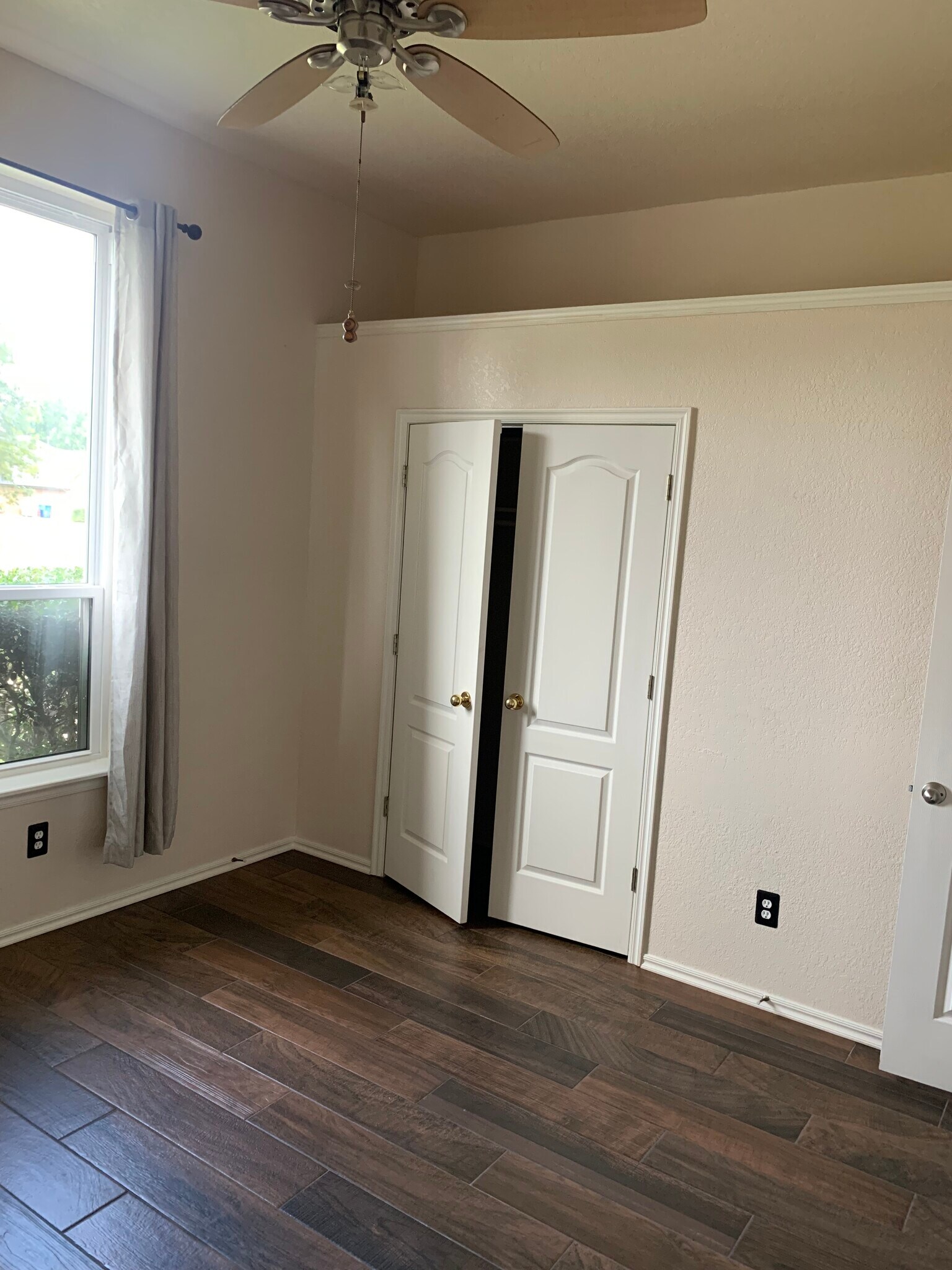 Tile floor in front bedroom. Fresh paint. - 4517 Newport Dr