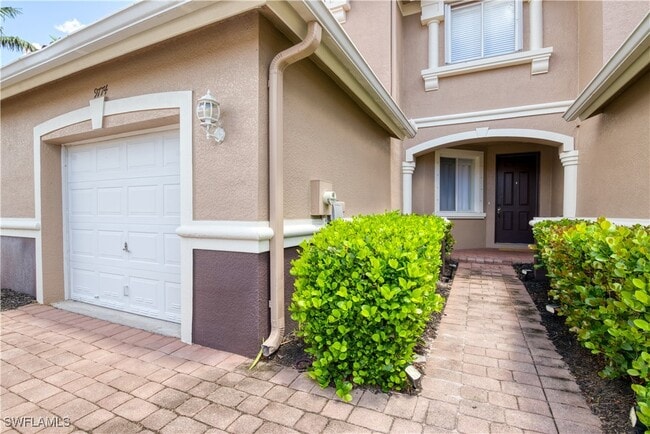 Primary Photo - 9774 Roundstone Cir