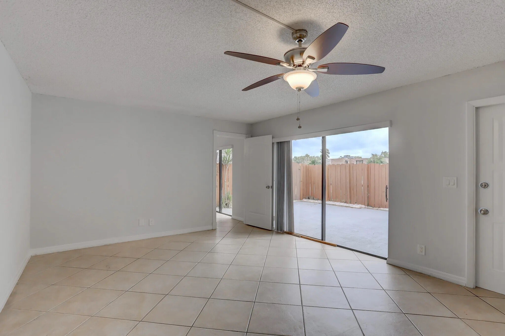 Building Photo - 744 Springdale Cir