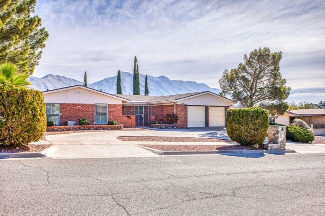 Building Photo - Beautiful House with 4 bed - 2 baths - office & covered big Jacuzzi