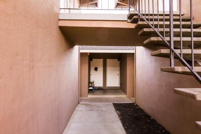 Building Photo - 1685 Whitwood Ln