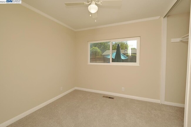 Building Photo - 560 Murdell Ln