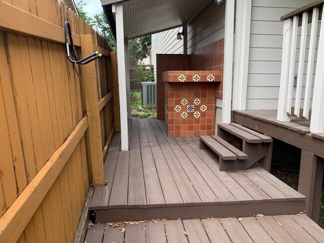 Building Photo - *MOVE IN SPECIAL* Gorgeous Four Bedroom Home with Covered Patio Near Medical Center!!