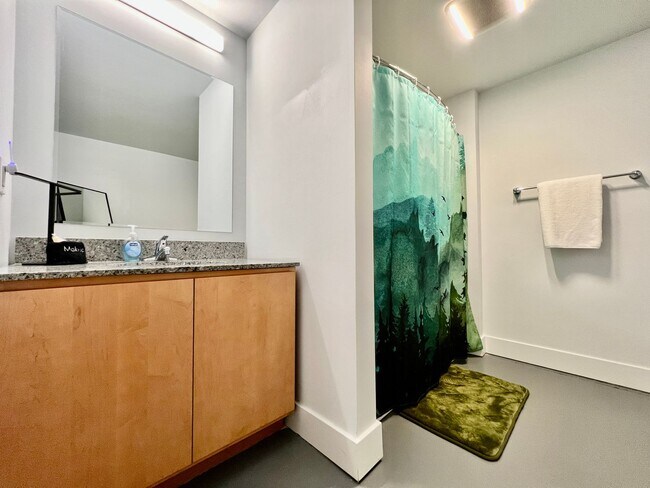 Building Photo - ?Kings Island Loft w/ Brewery, River, Bike...