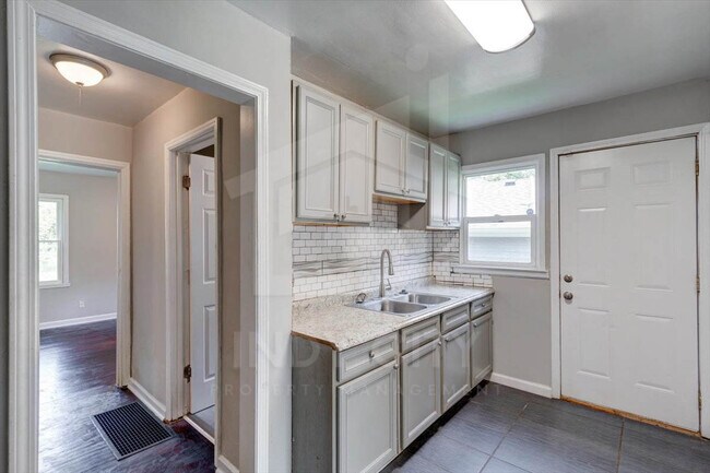 Building Photo - 3422 Kinnear Ave