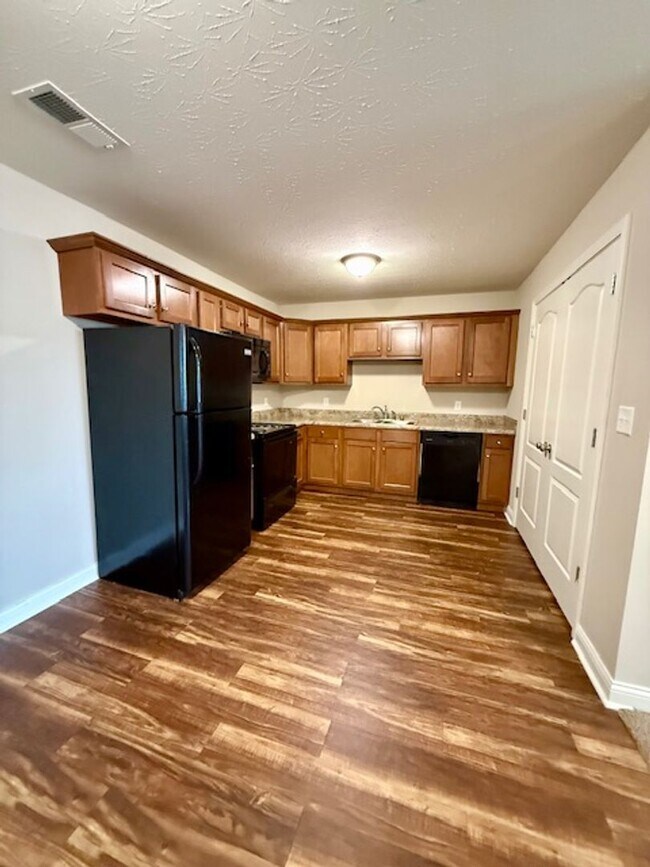 Primary Photo - 272 Audley Ave