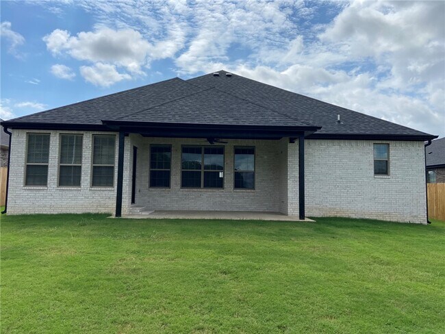 Building Photo - 720 Skylar St