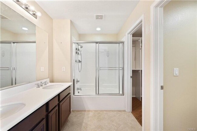 Building Photo - Beautifully Upgraded 3 Bedroom Townhome in...