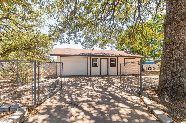 Building Photo - 1 br, 1 bath House - 124 East Castlebriar ...