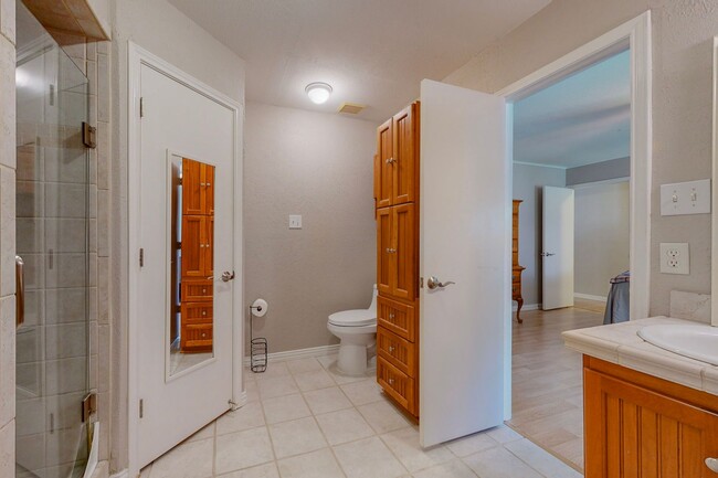 Building Photo - Available Mid-June | 3 Bedroom Arlington H...