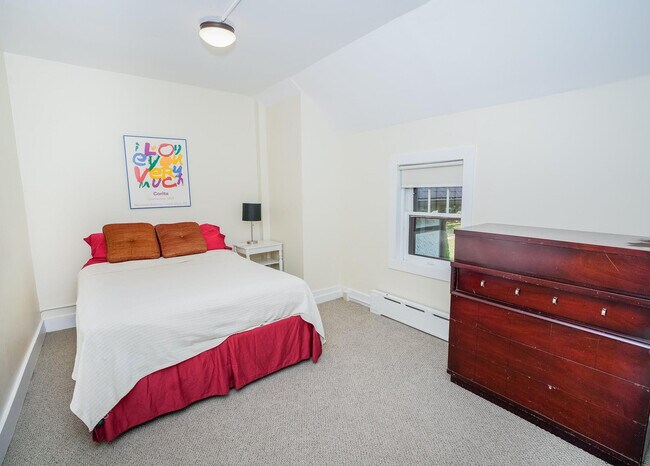 Building Photo - 10 Carriage House Ln