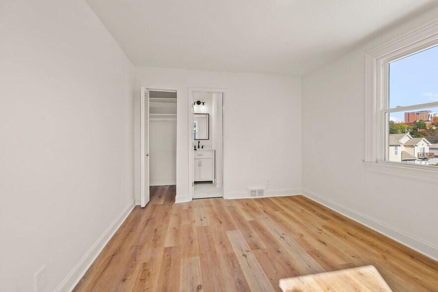 Building Photo - 209 N Spring St