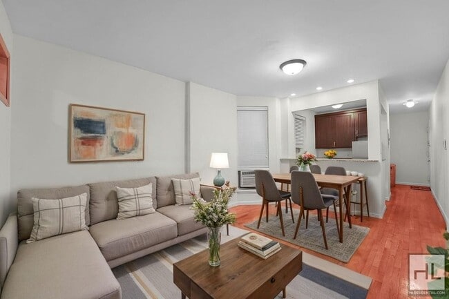 Building Photo - 325 W 43rd St