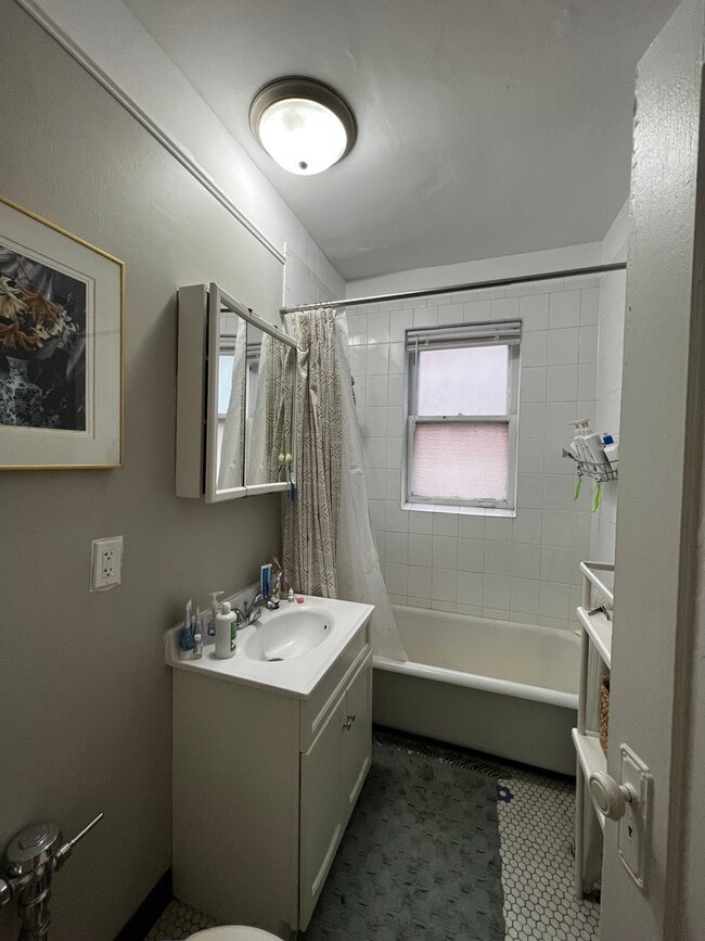 Building Photo - 1056 W Cornelia Ave