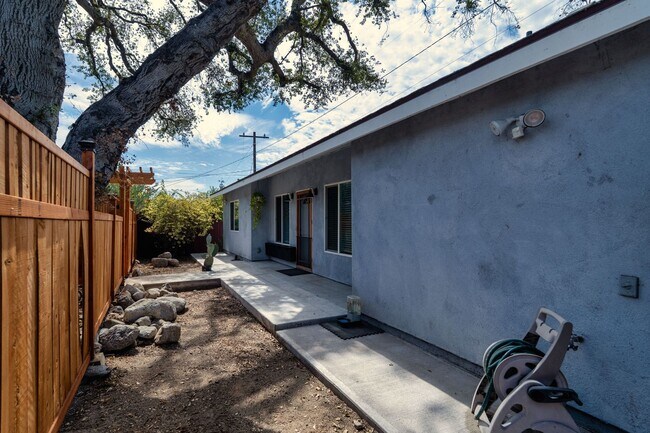 Building Photo - 449 Norumbega Dr