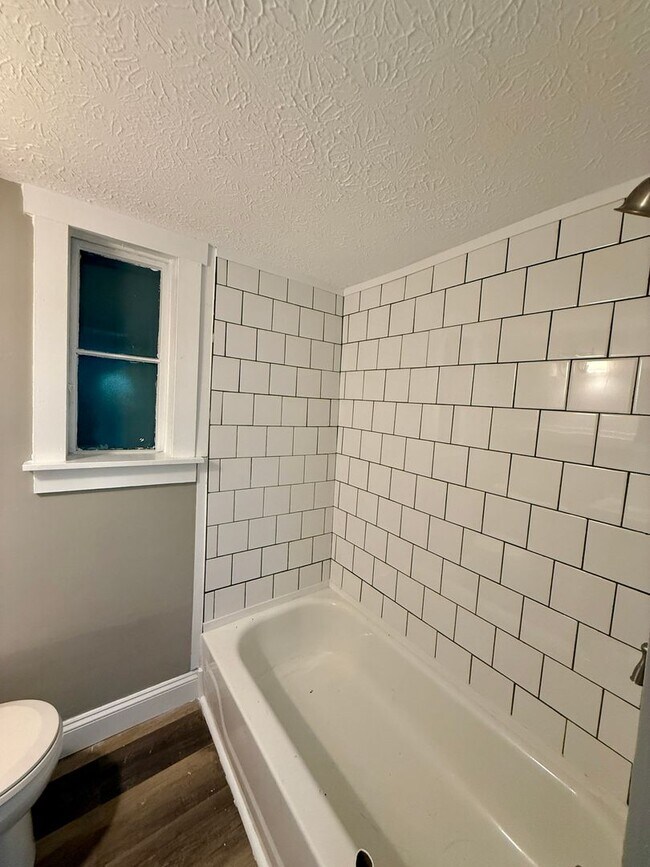 Building Photo - 3 bedroom apartment by UC campus!