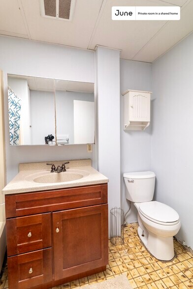 Building Photo - Room in Shared 3 bed/1 bath home