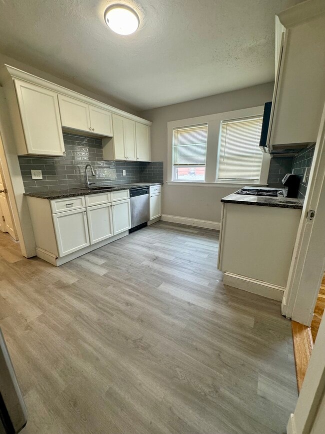 Building Photo - 24 School St