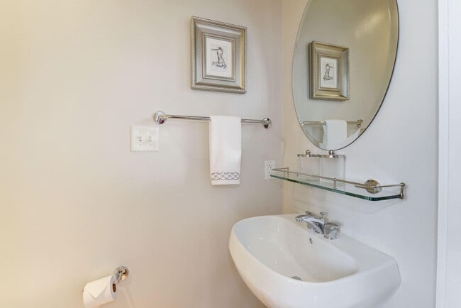 Building Photo - 1662 N Quinn St