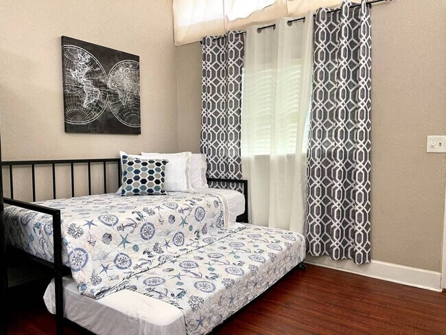 Building Photo - 1324 Catalpa Ln