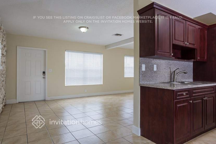 Building Photo - 810 N 69th Ave