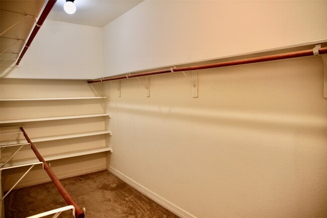 Building Photo - 28 W Oaks Dr