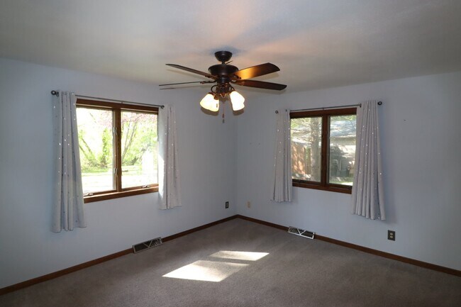 Building Photo - Stunning 4 Bedroom Home with Pond Access