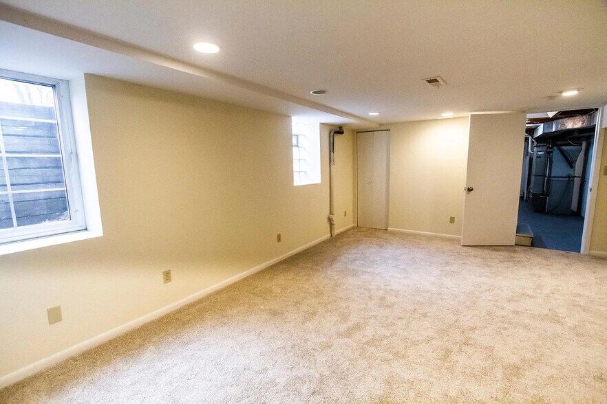 Building Photo - 1919 E 38th St