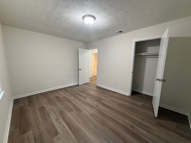 Building Photo - 345/347 Rustwood Dr