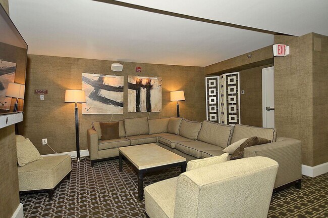 Building Photo - 1 Bed 1 Bath - Rockville Condo - Completel...