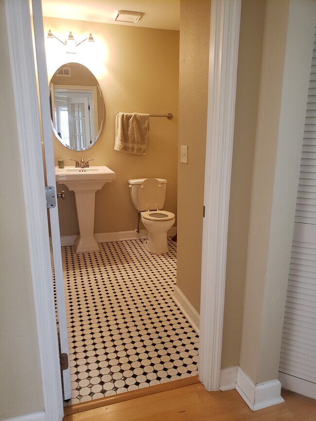 Building Photo - 2071 Dixie Belle Dr