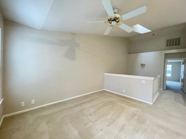 Building Photo - 2 Bed 2 Full Bath Townhome Style Apartment w/Attached Garage