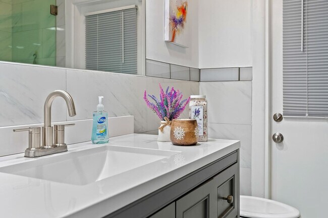 Building Photo - 1341 Bayview Dr