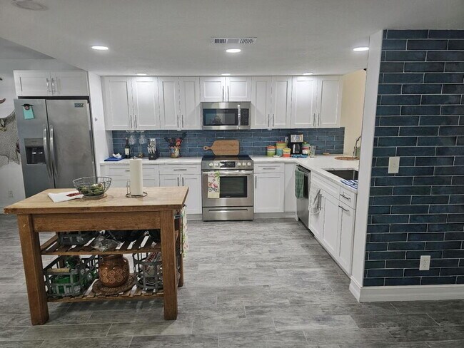 Building Photo - "Discover Coastal Comfort: Spacious 2-Bed,...