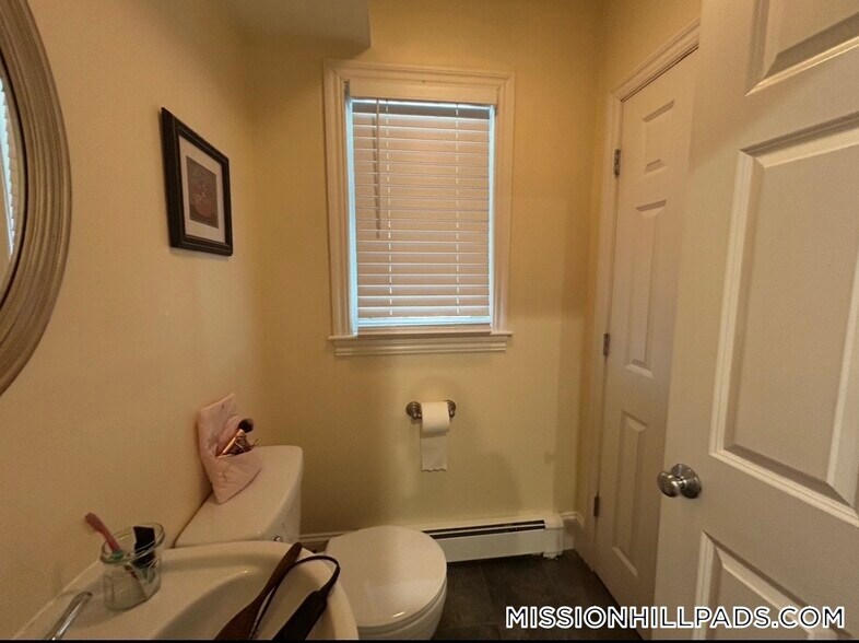 Building Photo - 100 Hillside St