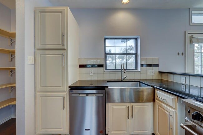 Building Photo - 809 Castle Ridge Rd