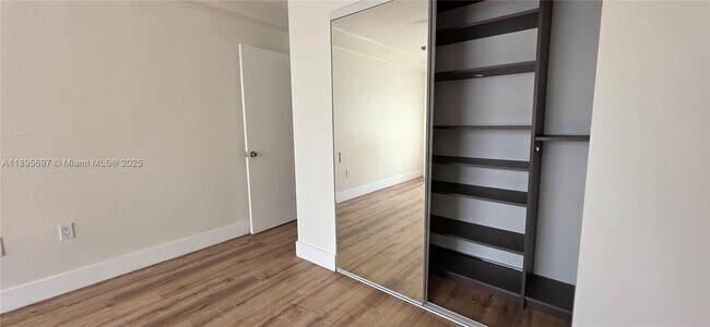 Building Photo - 400 Kings Point Dr