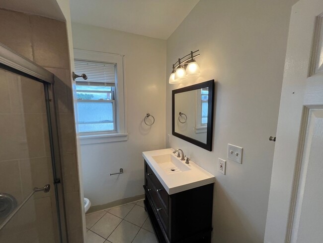Building Photo - HUGE 3-Bedroom home in Bellevue!
