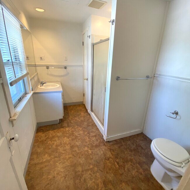 Building Photo - 1706 W Saginaw St