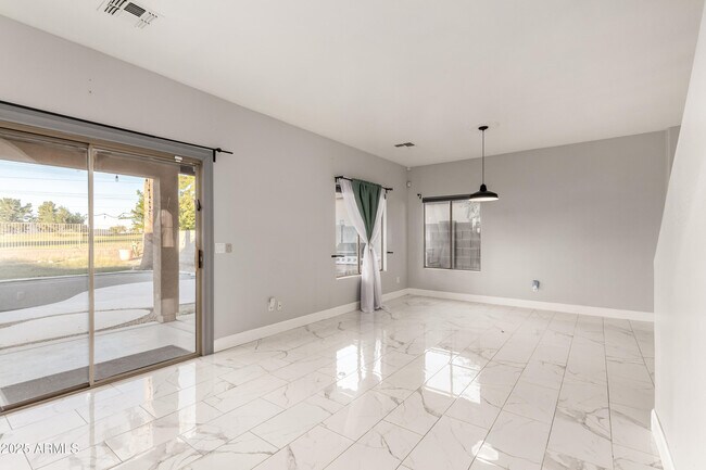 Building Photo - 11010 W Griswold Rd