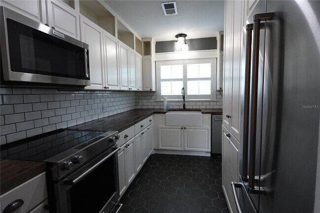 Building Photo - 2733 Woodland Hills Ave