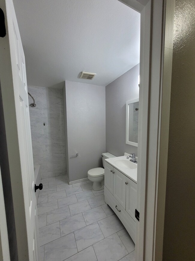 Building Photo - Move in ready 3 bed 2 bath home with 2 car...