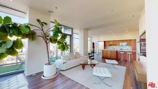 Building Photo - 1100 S Hope St