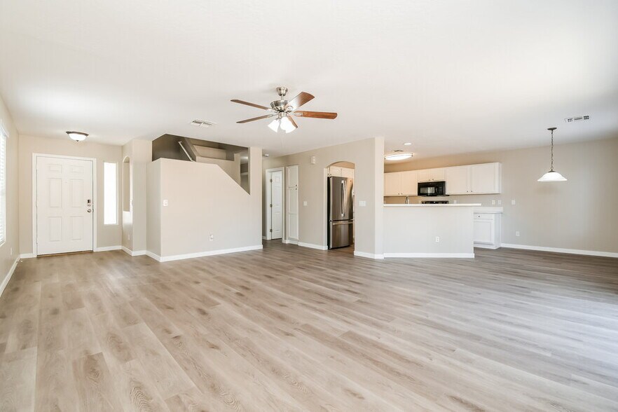 Building Photo - 31543 N Cactus Dr
