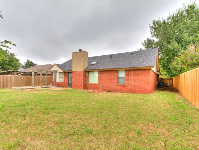 Building Photo - 205 N Rockypoint Dr