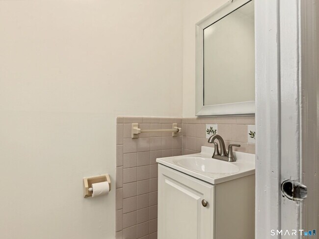 Building Photo - 108 Kenwood Ave